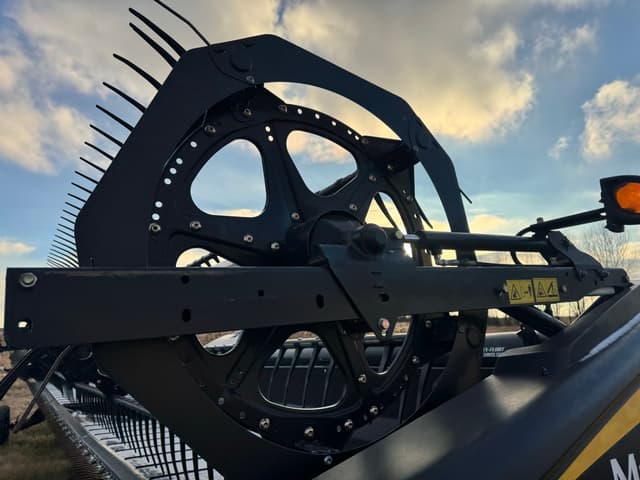 Image of MacDon FD75-S equipment image 2