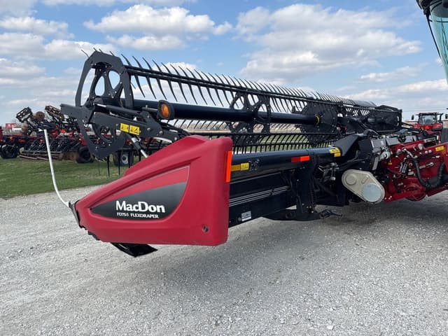 Image of MacDon FD75S equipment image 4