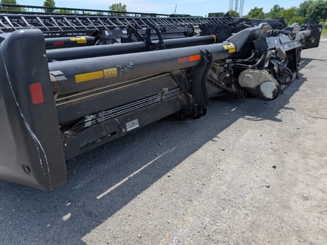 Image of MacDon FD75S equipment image 2