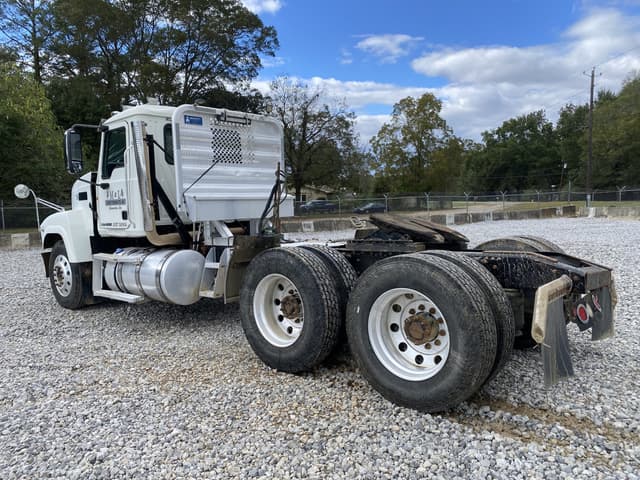 Image of Mack CHU613 equipment image 1