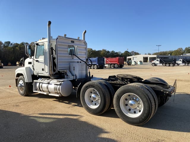 Image of Mack CHU613 equipment image 1