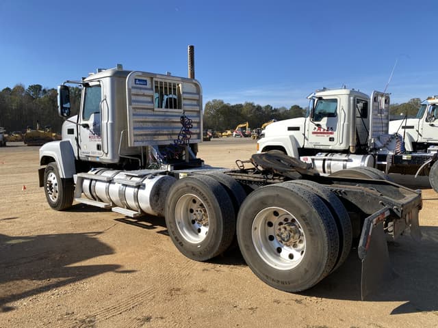 Image of Mack CHU613 equipment image 1