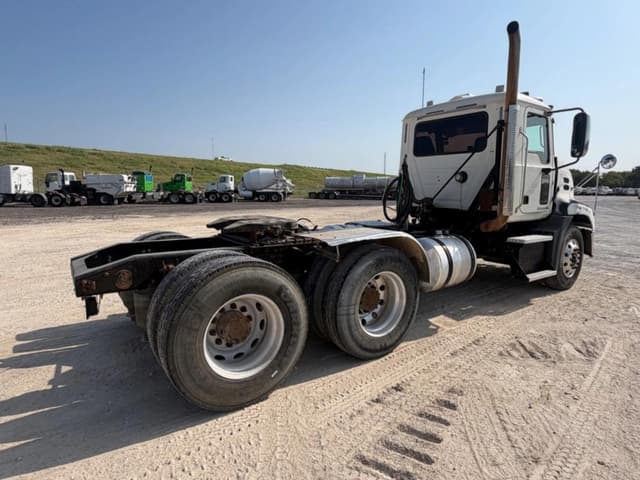 Image of Mack CXU613 equipment image 4