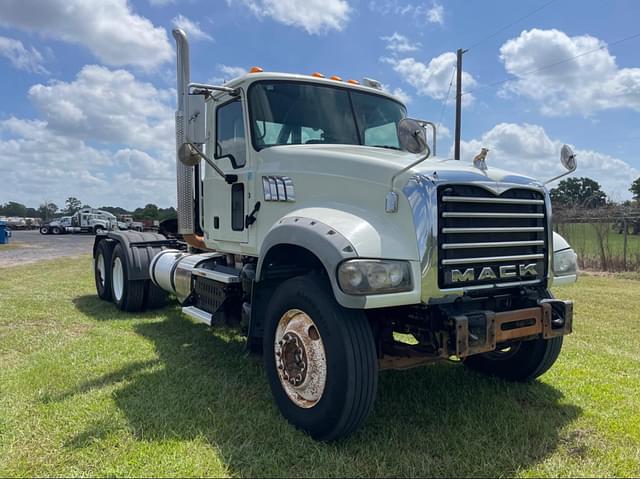 Image of Mack Granite GU713 equipment image 2