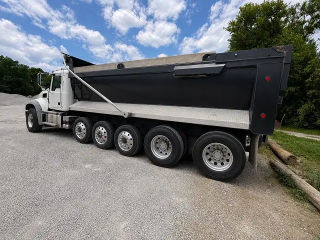 Image of Mack Granite GU713 equipment image 3