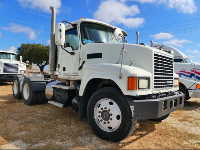 Image of Mack Pinnacle CHU613 equipment image 1