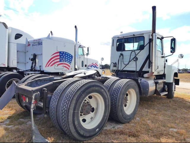 Image of Mack Pinnacle CHU613 equipment image 2