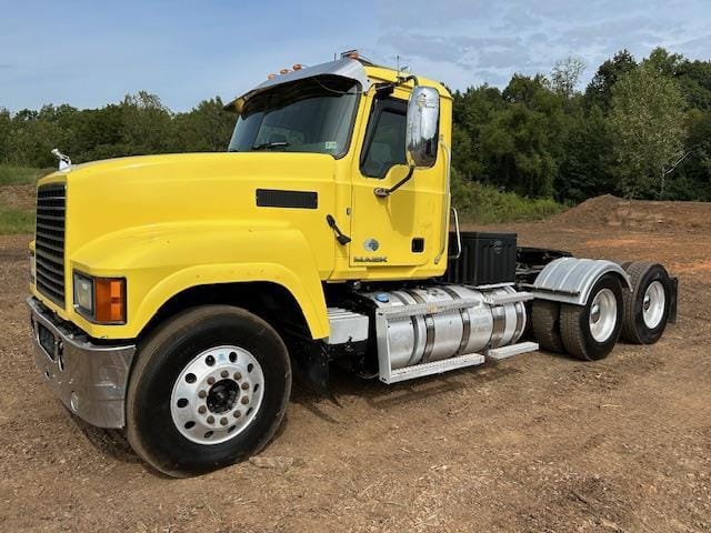 Main image Mack Pinnacle CHU613