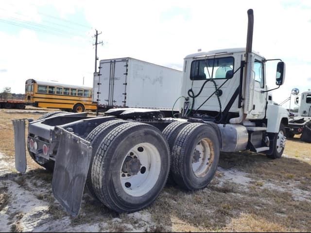 Image of Mack Pinnacle CHU613 equipment image 2