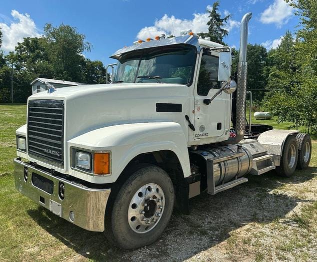 2015 Mack Pinnacle CHU613 Equipment Image0