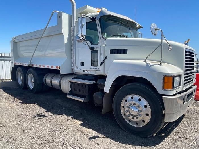 2015 Mack Pinnacle CHU613 Equipment Image0