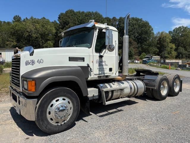 2015 Mack Pinnacle CHU613 Equipment Image0