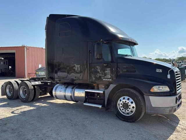 Image of Mack Pinnacle CXU613 equipment image 2