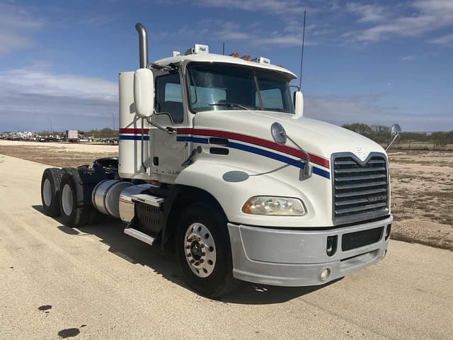 Image of Mack Pinnacle CXU613 equipment image 2