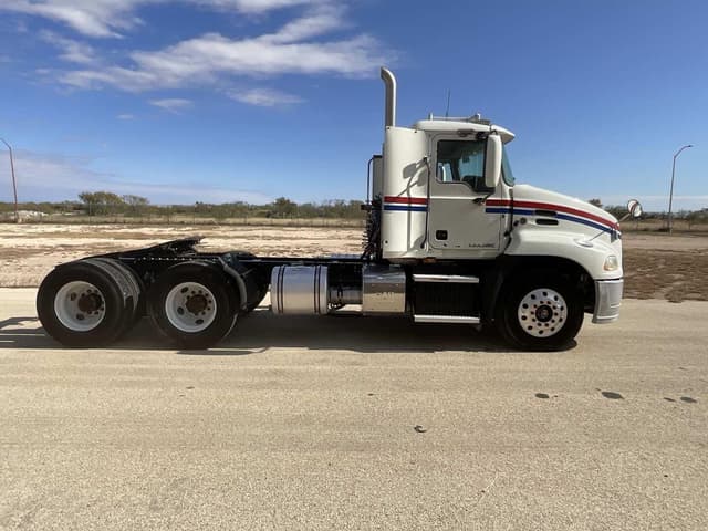 Image of Mack Pinnacle CXU613 equipment image 3