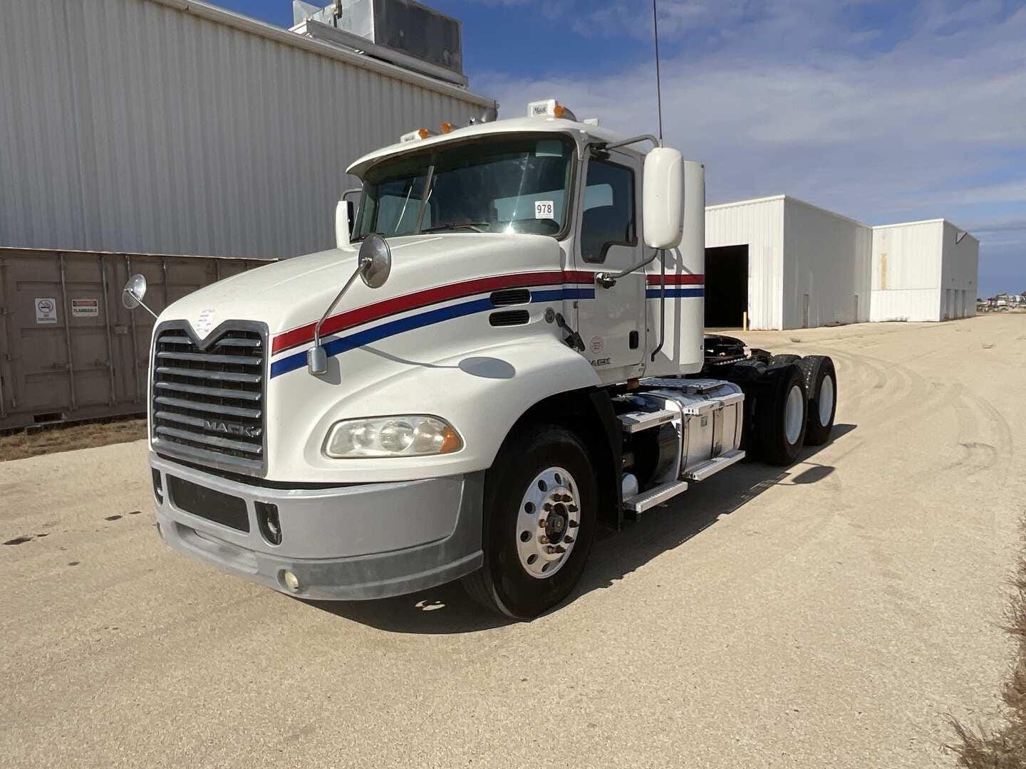 2015 Mack Pinnacle CXU613 Equipment Image0