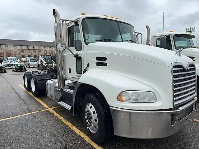 Image of Mack Pinnacle CXU613 equipment image 2