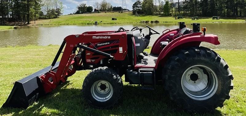 2015 Mahindra 2555HST Equipment Image0