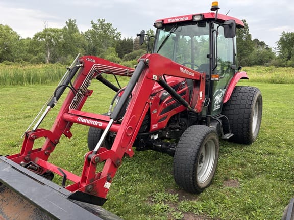 2015 Mahindra 2565 Equipment Image0