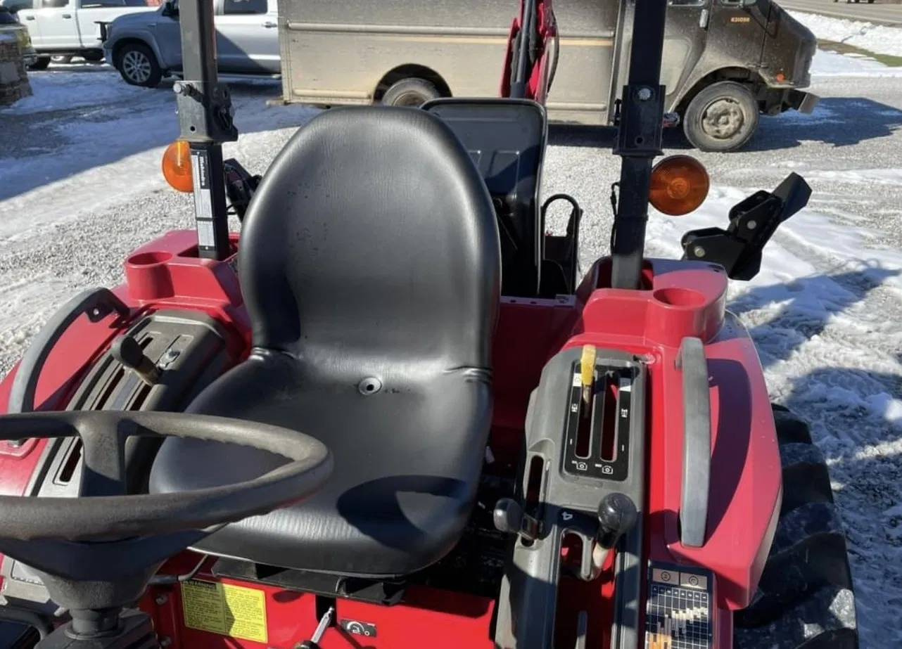 2015 Mahindra 3016 Equipment Image0