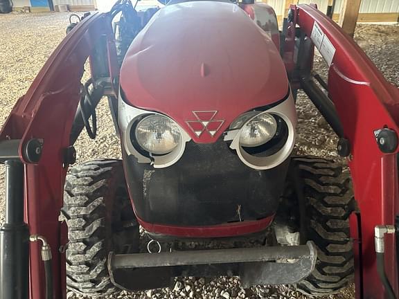 Image of Massey Ferguson 1726E equipment image 2