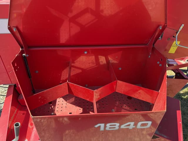 Image of Massey Ferguson 1840 equipment image 3