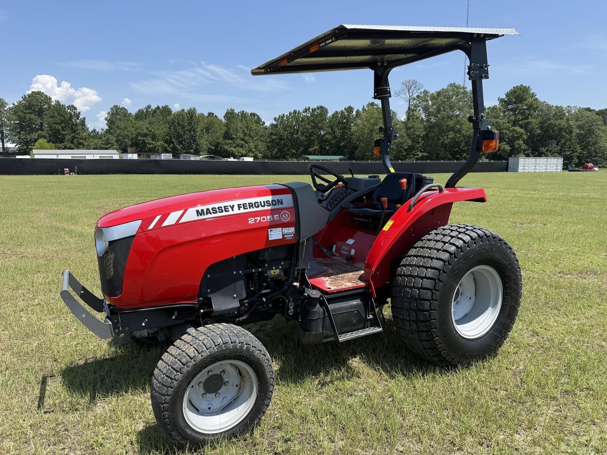 2015 Massey Ferguson 2705E Equipment Image0