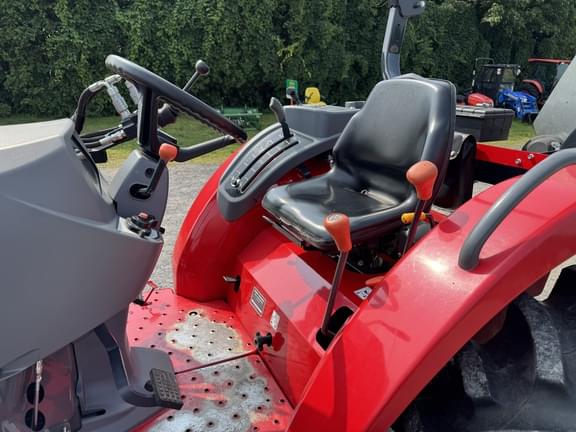 Image of Massey Ferguson 2705E equipment image 4
