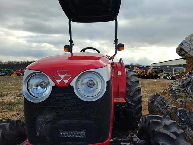 Image of Massey Ferguson 2706E equipment image 2