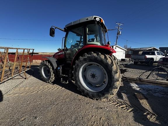 Image of Massey Ferguson 5611 equipment image 2