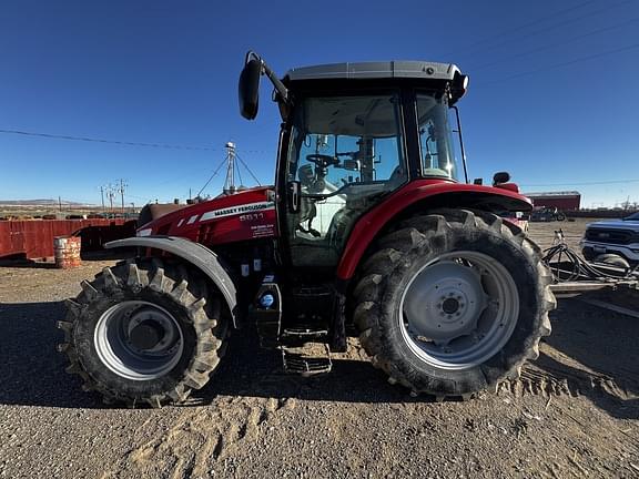 Image of Massey Ferguson 5611 equipment image 1