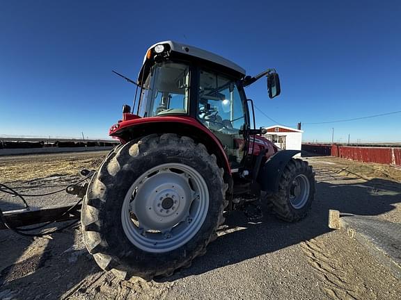 Image of Massey Ferguson 5611 equipment image 4