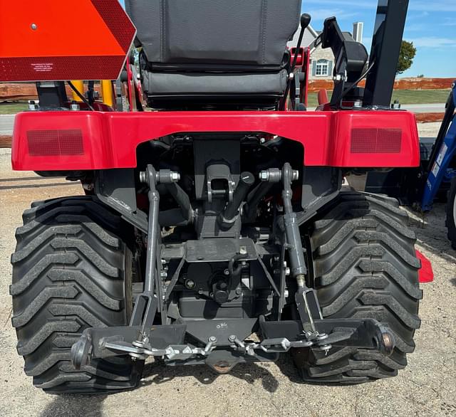 Image of Massey Ferguson GC1705 equipment image 4