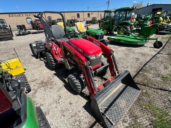 2015 Massey Ferguson GC1705 Equipment Image0