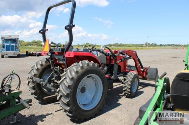 Image of Massey Ferguson 2705E equipment image 2