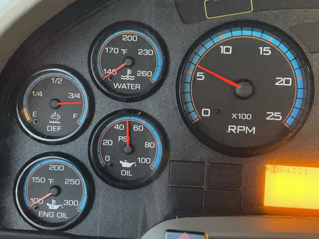Image of International Navistar 8600 equipment image 2