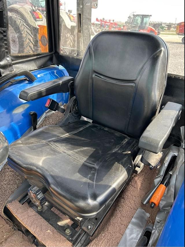 Image of New Holland Boomer 33 equipment image 4