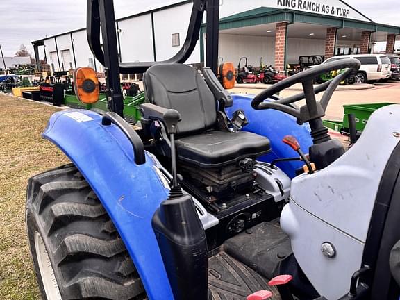 Image of New Holland Boomer 33 equipment image 2