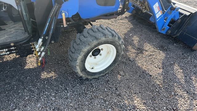 Image of New Holland Boomer 37 equipment image 4