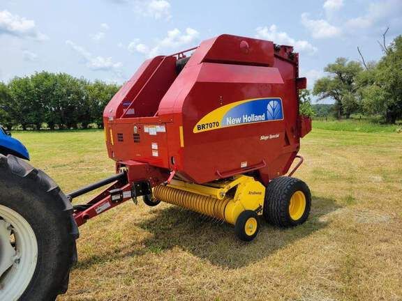 2015 New Holland BR7070 Equipment Image0