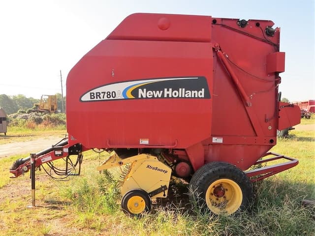 Image of New Holland BR780A equipment image 4