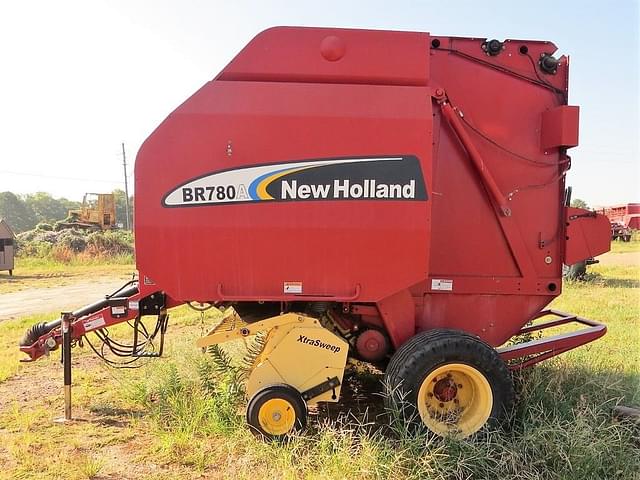 Image of New Holland BR780A equipment image 4