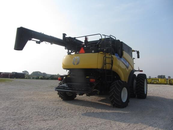 Image of New Holland CR7.90 equipment image 4