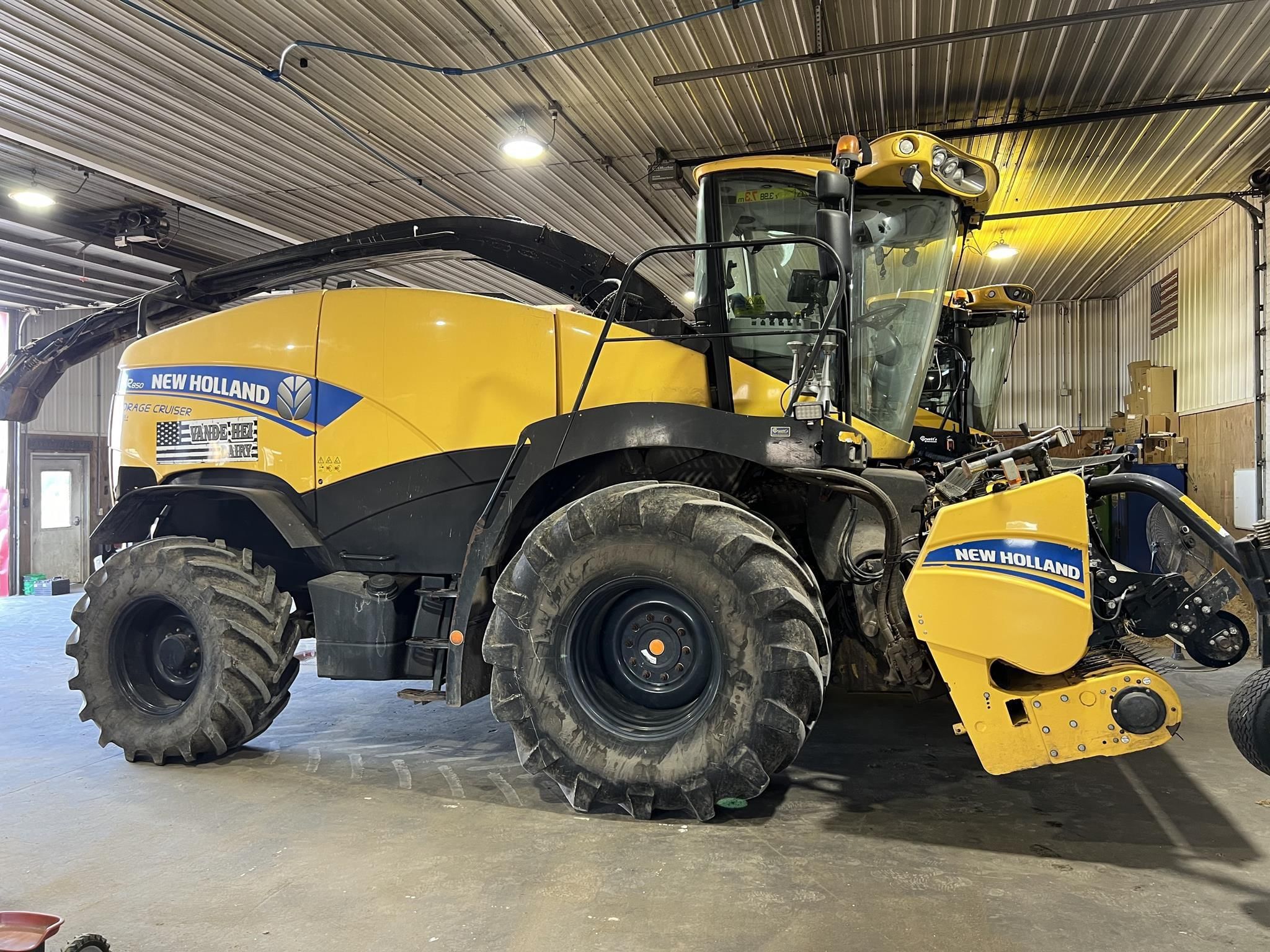 2015 New Holland FR850 Equipment Image0