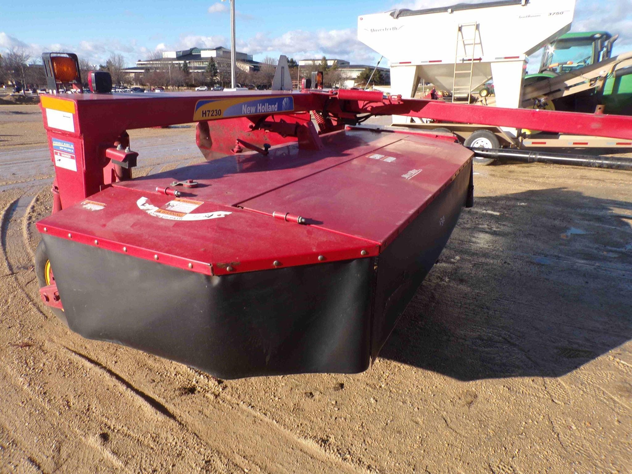 2015 New Holland H7230 Equipment Image0