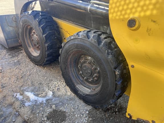 Image of New Holland L216 equipment image 2