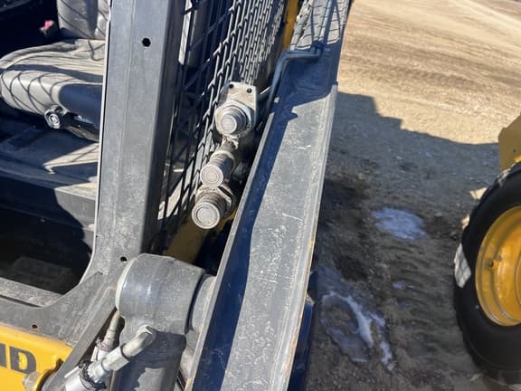 Image of New Holland L216 equipment image 4