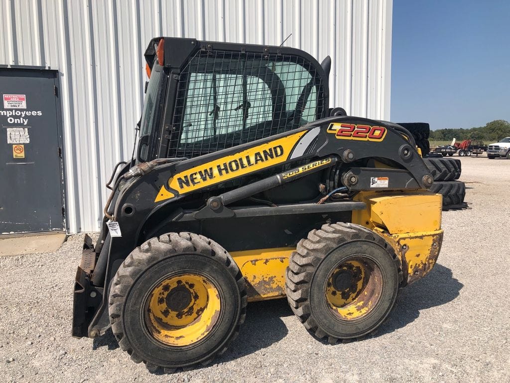2015 New Holland L220 Equipment Image0