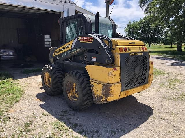 Image of New Holland L220 equipment image 1