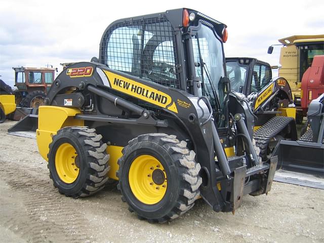 Image of New Holland L220 equipment image 2